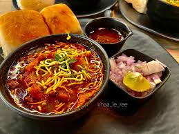 Kat Vada Pav (Vada Misal Pav)